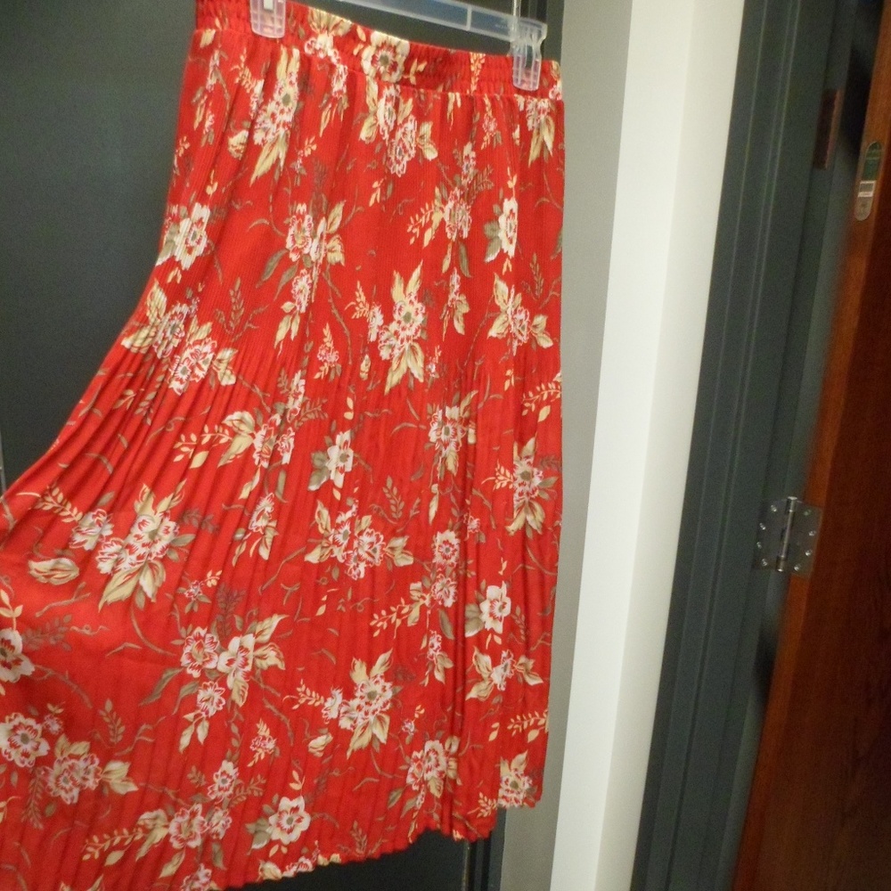 Red Floral Midi Length Accordion Skirt(Sag Harbor)